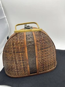 Borsa boho vintage in vimini e rattan con chiusura. Con accento in legno. - Foto 1 di 4