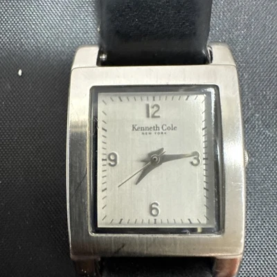 Reloj Kenneth Cole Tank Tono Plateado Correa Cuero Negro Necesita Batería y Correa Foto 1 de 4