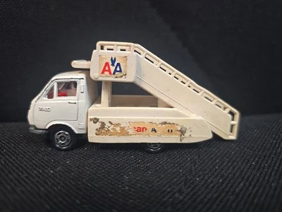 Camión de escalera vintage Tomica Toyota Hiace American Airlines No. 38,50 1/68 Japón Foto 1 de 4
