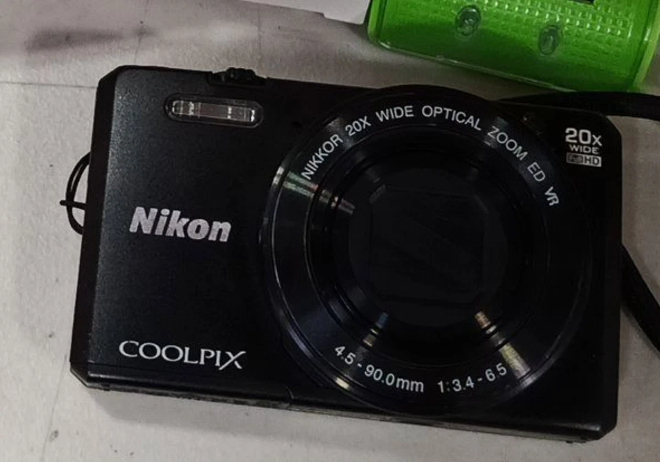 Nikon COOLPIX S7000 Digital Camera 16 MP 20x Optical Zoom English Language Black - Image 1 of 4