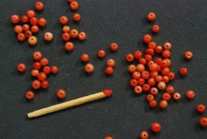 30 Stk. echte Mittelmeer Koralle durchbohrt aus Altbestand ca. 2,5-3,5 mm antik - Bild 1 von 3
