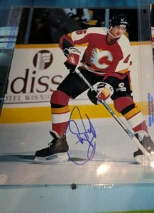NHL Calgary Flames HoF Phil Housley Signed Autographed 8x10 Hockey Photo - Picture 1 of 3