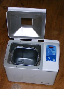 Magic Chef 2-lb Breadmaker (CBM250-2), w IB and measures - Picture 1 of 9