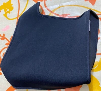 Cover nera in neoprene e flanella al interno per Xbox One X, posizione verticale - Immagine 1 di 3