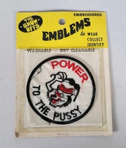 Parche Power to the Pussy Show Offs Emblemas De Colección Divertido Novedad EE. UU. Stock Muerto - Imagen 1 de 7