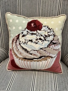 Vintage Wolle Nadelspitze Cupcake Kissen 15" Quadrat Samt Rücken - Bild 1 von 5