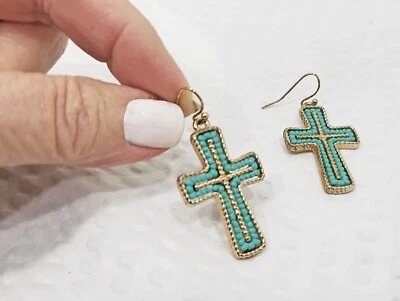 ¡Nuevo! Pendientes colgantes cruz tono oro con cuentas y textura semilla turquesa Foto 1 de 4