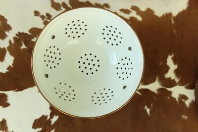 Colador/colador vintage de pedestal Regency Club esmaltado y latón Foto 1 de 4