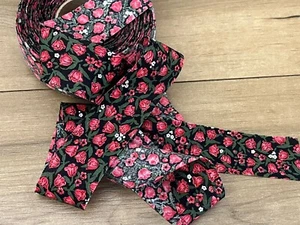 Black & Red Floral Cotton Bias Tape. 30mm X 5 Metres - Picture 1 of 6