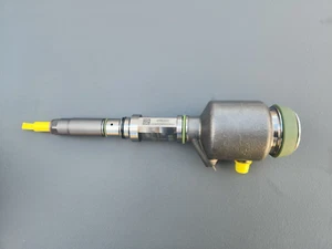 F00B L0J 005 BOSCH FUEL INJECTOR - Picture 1 of 3