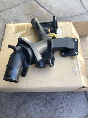 LAND ROVER LR3 RANGE ROVER SPORT 4.4L GENUINE THERMOSTAT TUBE HOUSING LR00563 Foto 1 de 4