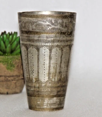 Vaso de vaso antiguo de latón original antiguo hecho a mano grabado floral Foto 1 de 4