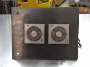 OMRON E5C2-R20J TEMPERATURE CONTROLLER - PAIR OF 2 - Picture 1 of 3