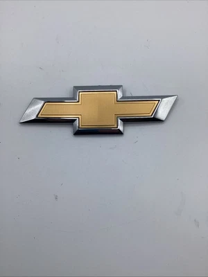 Emblema de gravata borboleta traseira GM OEM 2017-2022 Chevrolet TRAX 42533320 - Imagem 1 de 4