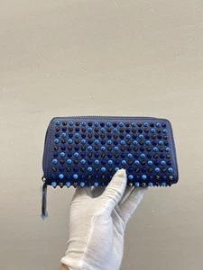 Christian Louboutin Panettone Geldbörse unbenutzt beige Emaille Leder blau Nieten - Bild 1 von 7