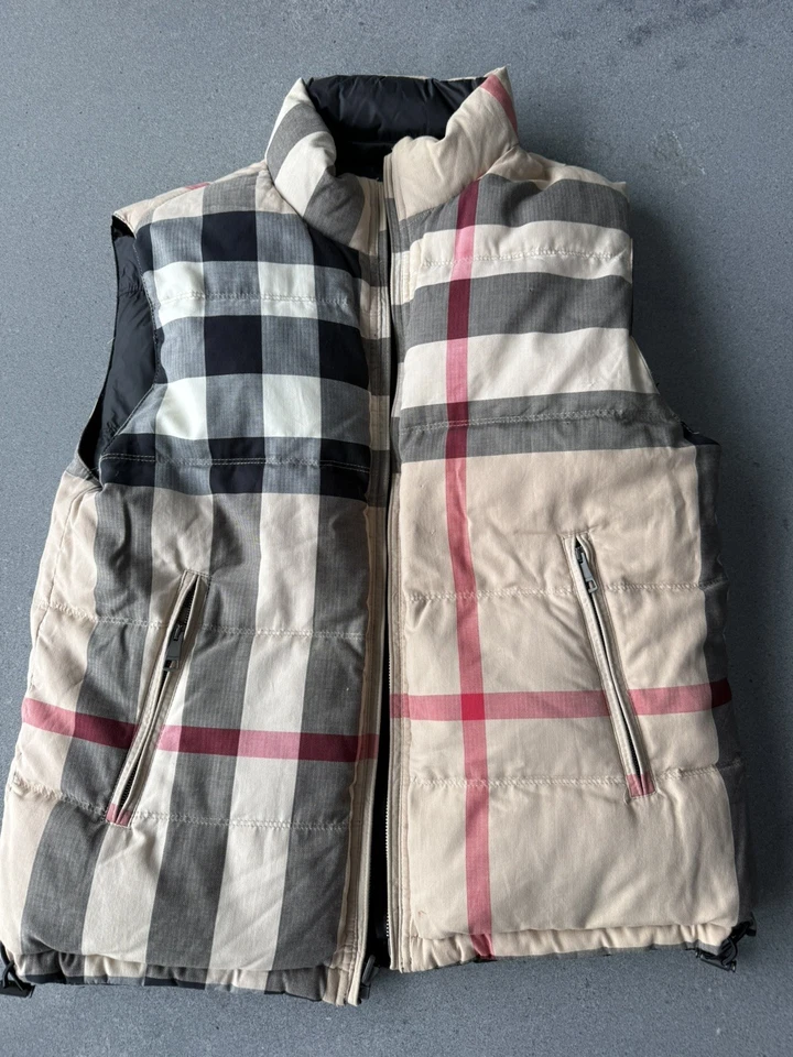 Chaleco de plumón reversible Burberry Brit vintage ligeramente usado negro/nova check LG Foto 1 de 4