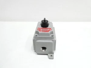 Killark XCS-0S3R6G Spring Return 2 Pos Selector Switch - Picture 1 of 5