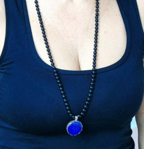 Collana di onice nero con ciondolo lapislazulo e argento annodata esclusivamente - Foto 1 di 5
