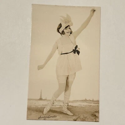 Tarjeta postal de colección de los años 20 glamour niña sol comedias baño belleza aleta RPPC Foto 1 de 3