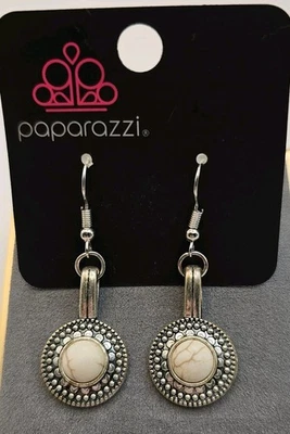 Brincos perfurados pendurados de pedra creme tom prata Paparazzi novos - Imagem 1 de 4