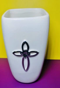Jarrón floral FTD blanco con cruz plateada religioso cristiano fe espiritual bendición - Imagen 1 de 5