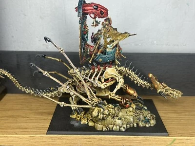 TOMBA RE/LICHE SACERDOTE SU NECROLITE OSSO DRAGO Commissione - Immagine 1 di 4