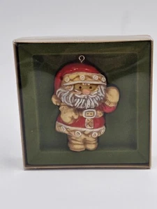 Tagliaalbero segno distintivo ""Tree-Treat"" Babbo Natale 1976 Ornamento Natale Vintage - Foto 1 di 1
