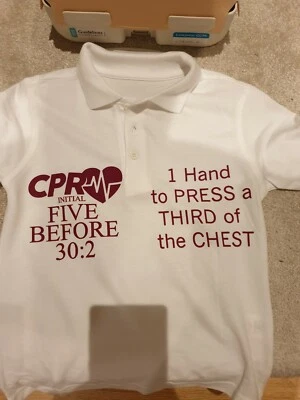  Little Anne CPR Junior NPLQ maßgeschneidertes bedrucktes T-Shirt Erste Hilfe 4 Puppen - Bild 1 von 2