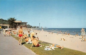 Sonnenanbeter & Schwimmen am Bradford Beach Lake Michigan Milwaukee, WI Vintage Postkarte - Bild 1 von 2