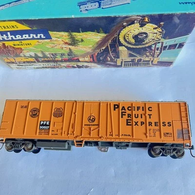 Athearn HO Scale Southern Pacific Fruit Express PFE 50' Mechanical Reefer #1636 - Image 1 of 4