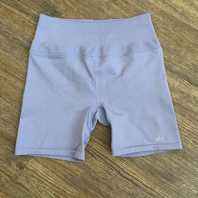 Pantalones Cortos Acanalados Alo Yoga Cintura Alta Azul Púrpura Pantalones Cortos de Motociclista Talla Pequeña S Foto 1 de 4