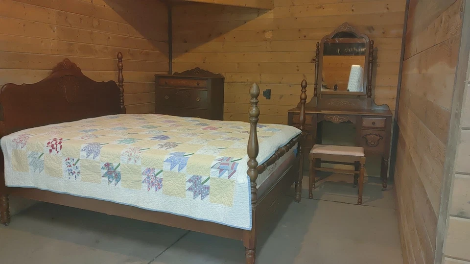 Antiguo juego de dormitorio de 4 piezas con póster cama, tocador, tocador espejo banco, c1910 Foto 1 de 4