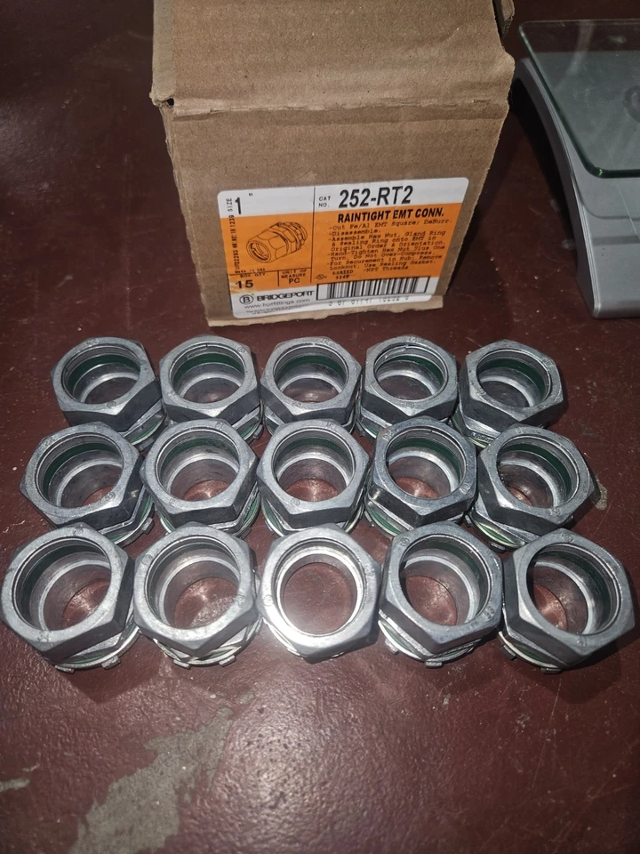 CAJA DE 15 NUEVOS CONECTORES DE COMPRESIONES EMT BRIDGEPORT 252-RT2 1" PULGADAS HERMÉTICOS Foto 1 de 1