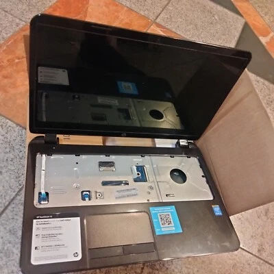 HP 15-r052nr 15.6" Intel Core i3, Falta, Teclado, Tornillos Unidad de Disco Batería Foto 1 de 3