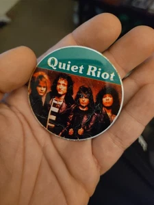 "INSIGNIA DE BOTÓN DE PIN ANTIDISTURBIOS SILENCIOSOS DE COLECCIÓN BANDA DE ROCK METAL SALUD" - Imagen 1 de 3