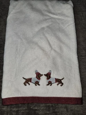 Toalla de mano de temporada Jingles & Joy con sombreros bordados para perros Dachshund Foto 1 de 4