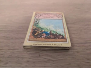 Pooh Goes Visiting And Gets Into A Tight Place A.A. Milne Methuen Miniature Book - Imagen 1 de 3