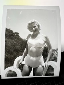 Foto PIN UP de niña vintage de los años 50 arriesgada en blanco y negro piscina araña desnuda original #188 - Imagen 1 de 2