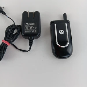 Vintage Motorola Black TracFone Single Sim Flip Phone with 5v AC Power Supply - Picture 1 of 8