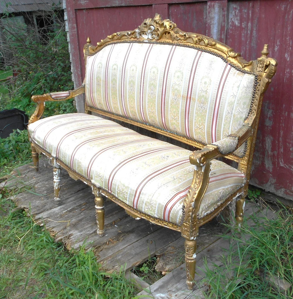 ANTIGUO SOFÁ FRANCÉS DORADO TALLADO SIGLO XIX -envío disponible- Foto 1 de 4
