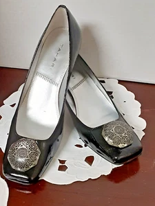 Tahari Evelyn 2 Black Patent Leather 8M Classic Heels Unique Embelishment NEW - Picture 1 of 10