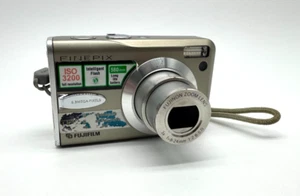 Fujifilm Finepix F30 Digitalkamera 6,3MP Silber 3x Optischer Zoom - Bild 1 von 9