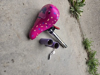 Asiento de bicicleta con liberación rápida y clavijas para neumáticos Foto 1 de 4