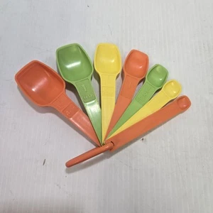 E2 TUPPERWARE COMPLETE SET 7 NESTING MULTI-COLOR YELLOW MEASURING SPOONS D-RING - Picture 1 of 8