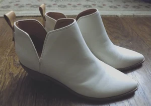 Nine West off white Bootie Faux Leather Pointed Toe 2" Stacked Heel Slip On 8.5 - Picture 1 of 11