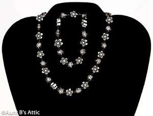 Choker & Bracelet Set Blk/Wht Flower & Star Pattern Elasticized Costume Set - Picture 1 of 1