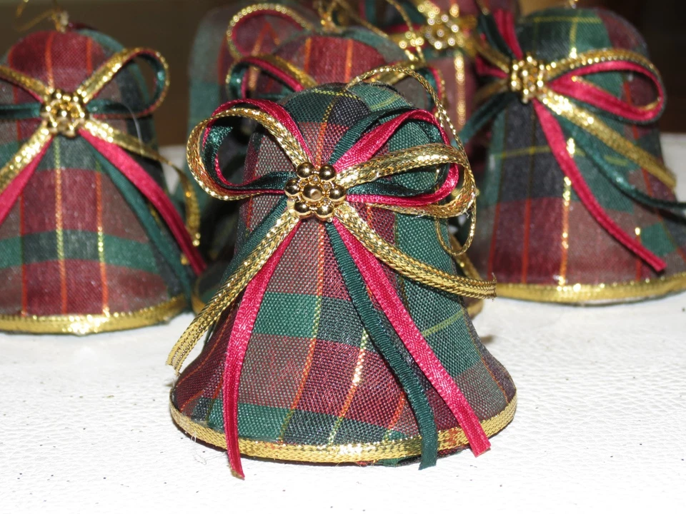 Juego de 6 adornos de campana de Navidad de tela escocesa decoración navideña con caja de colección Foto 1 de 4