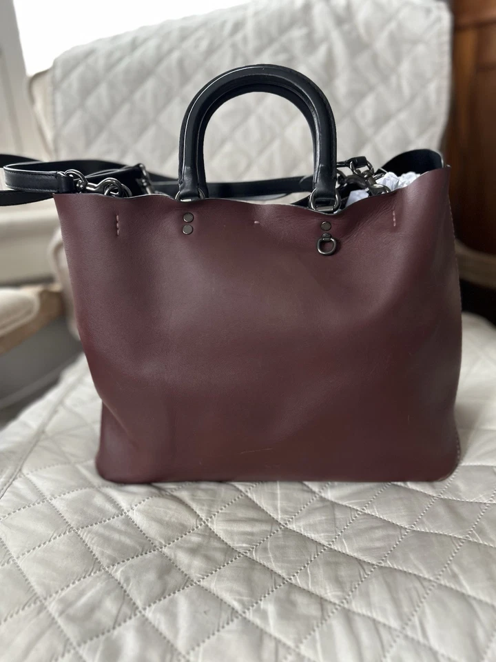 Bolso Coach Rogue con asa superior Burdeos Foto 1 de 4