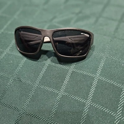 Bonitas gafas de sol rectangulares para hombre con monturas grises/negras Arnette vintage Foto 1 de 4
