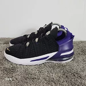 Nike LeBron 18 GS Lakers taglia 7Y nero/oro metallizzato/viola/bianco CW2760-004 - Foto 1 di 10